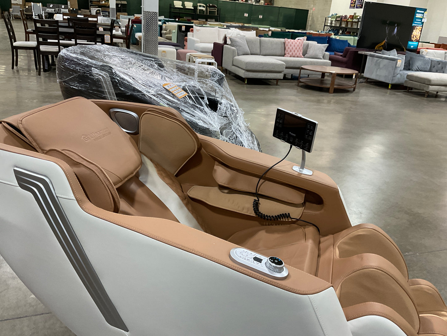 2D MASSAGE CHAIR TAN/WHITE - 326576 MSRP-1299.99 BJF250043