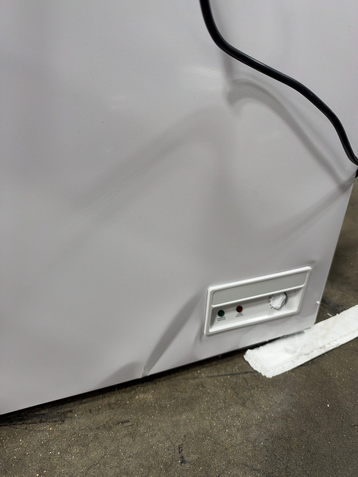 AC260363 EFRF1005 Frigidaire 43.94 in. 10 cu. ft. Manual Defrost Chest Freezer in White Garage Ready - dented
