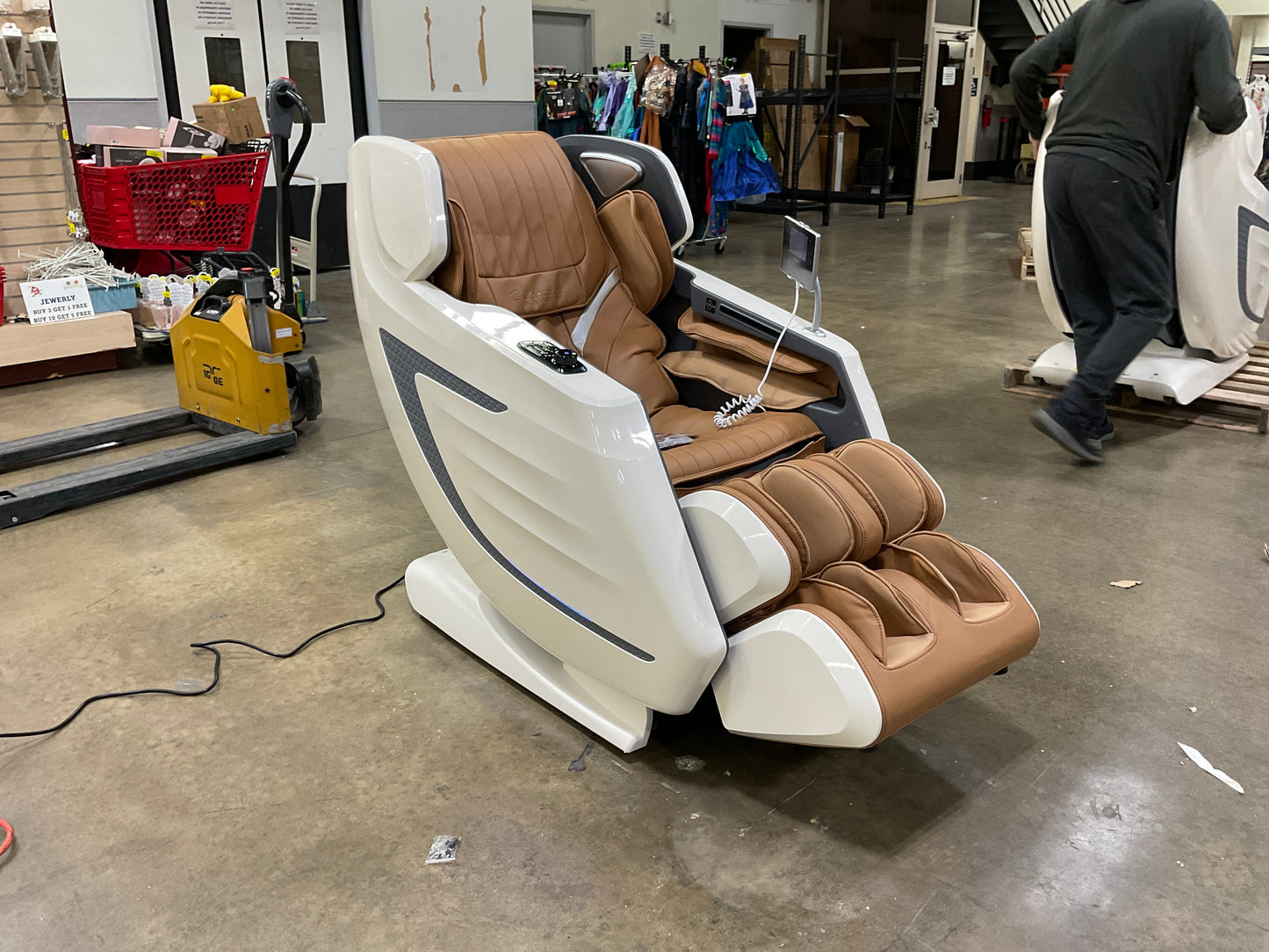 MASSAGE CHAIR WITH 4D AIR MECH/TABLET/WI - 304146 MSRP-1299.98 BJF250018