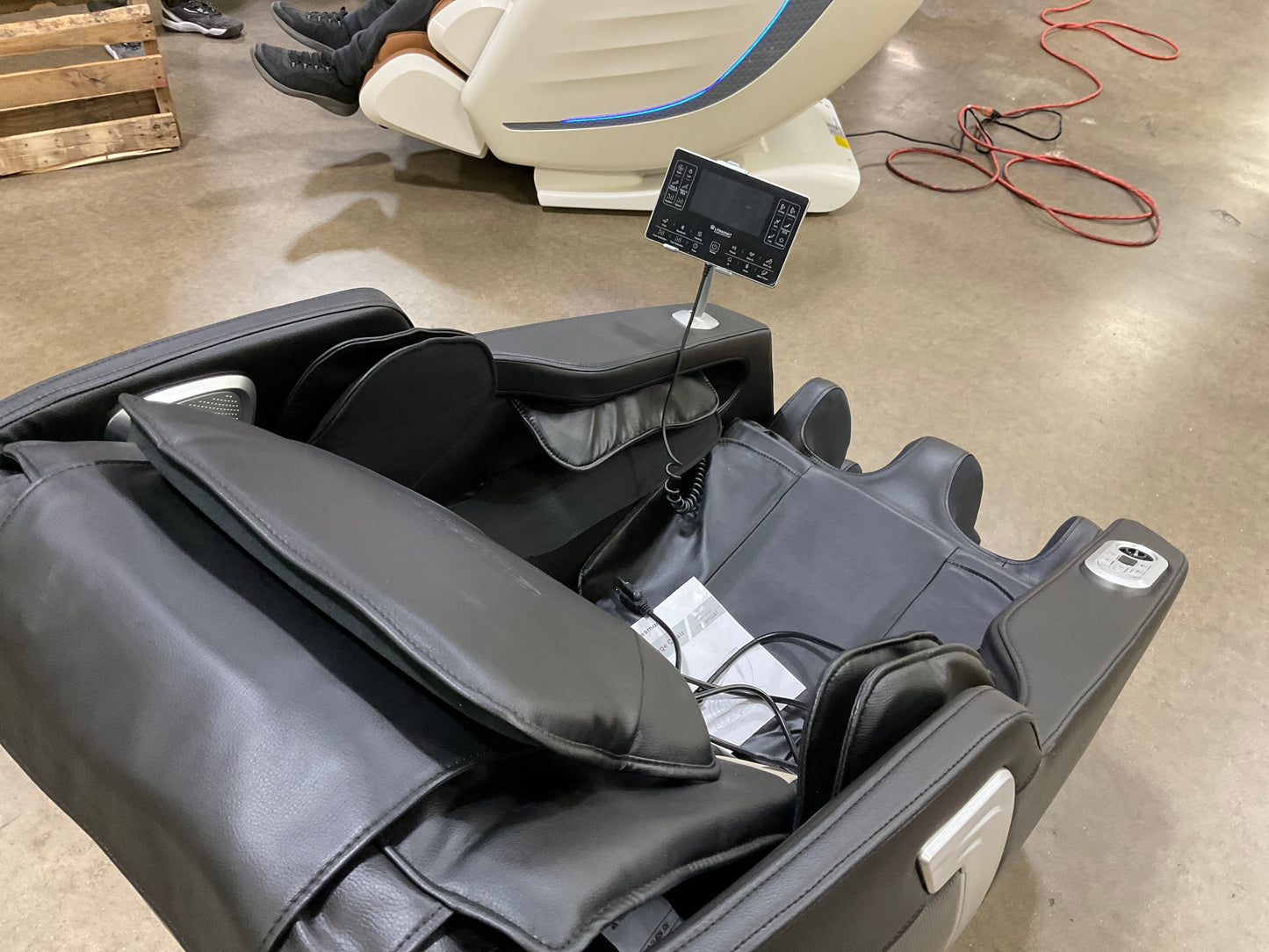 LIFESMART 2D MASSAGE CHAIR - BLACK - 324922 MSRP-1299.99 BJF250041