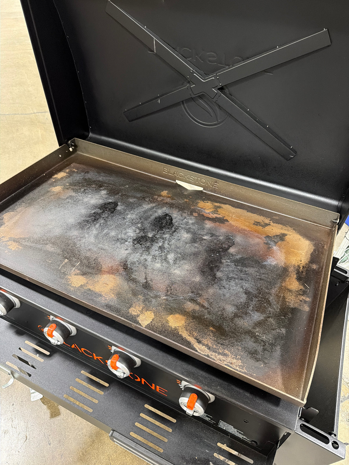 CS260084 Blackstone 36 in. Griddle with Hinged Hood, Front Shelf (Used)