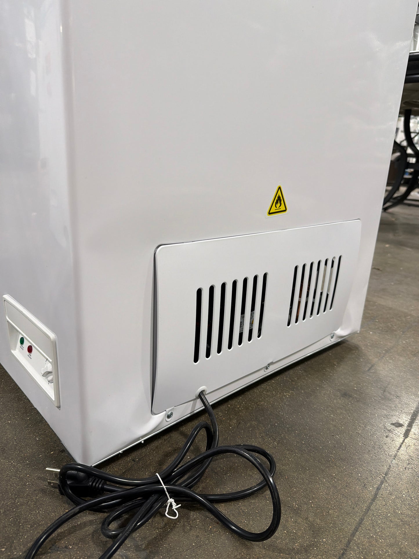 AC260164 Frigidaire 10.3 Cu Ft Chest Freezer, White Garage Ready Deep Freezer for Basement, Kitchen, Bulk Food Storage EFRF1005 - dented