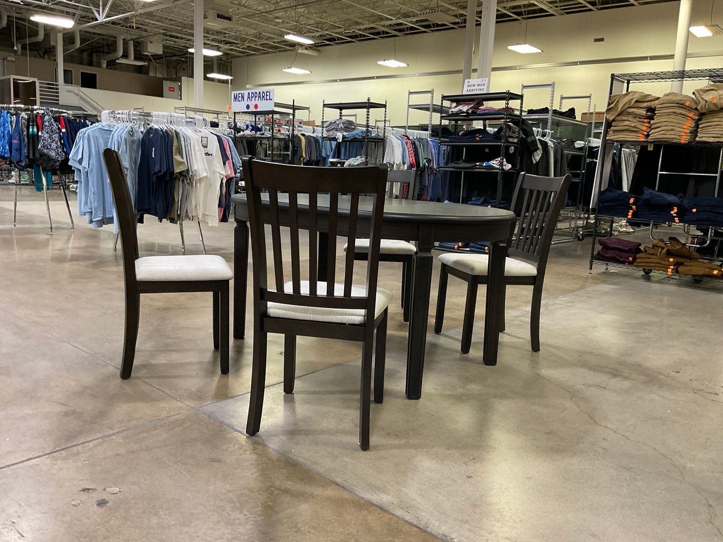 HAMILTON 5PC ROUND DINING SET WITH LEAF - 325495 MSRP-599.99 BJF250042