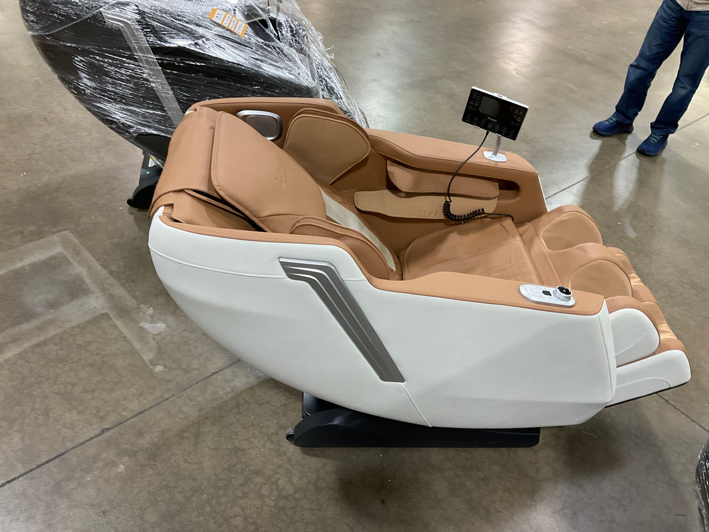 2D MASSAGE CHAIR TAN/WHITE - 326576 MSRP-1299.99 BJF250043