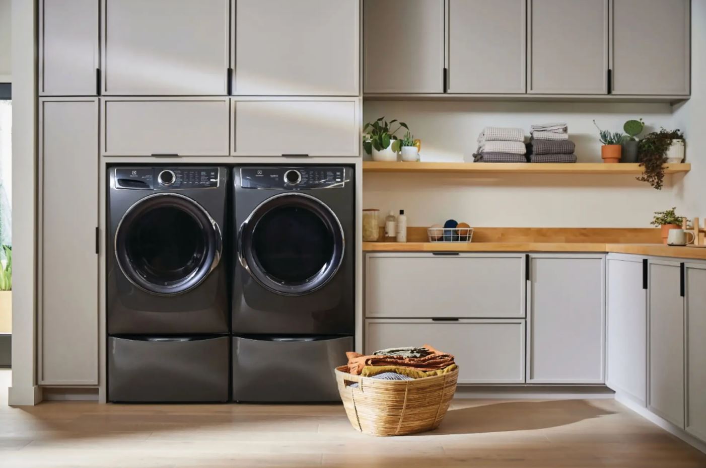 Electrolux - Front Load Perfect Steamâ„¢ Electric Dryer with Balanced Dryâ„¢ and Instant Refresh 8.0 Cu. Ft. - Titanium - ELFE7637AT- SN 4D42703608