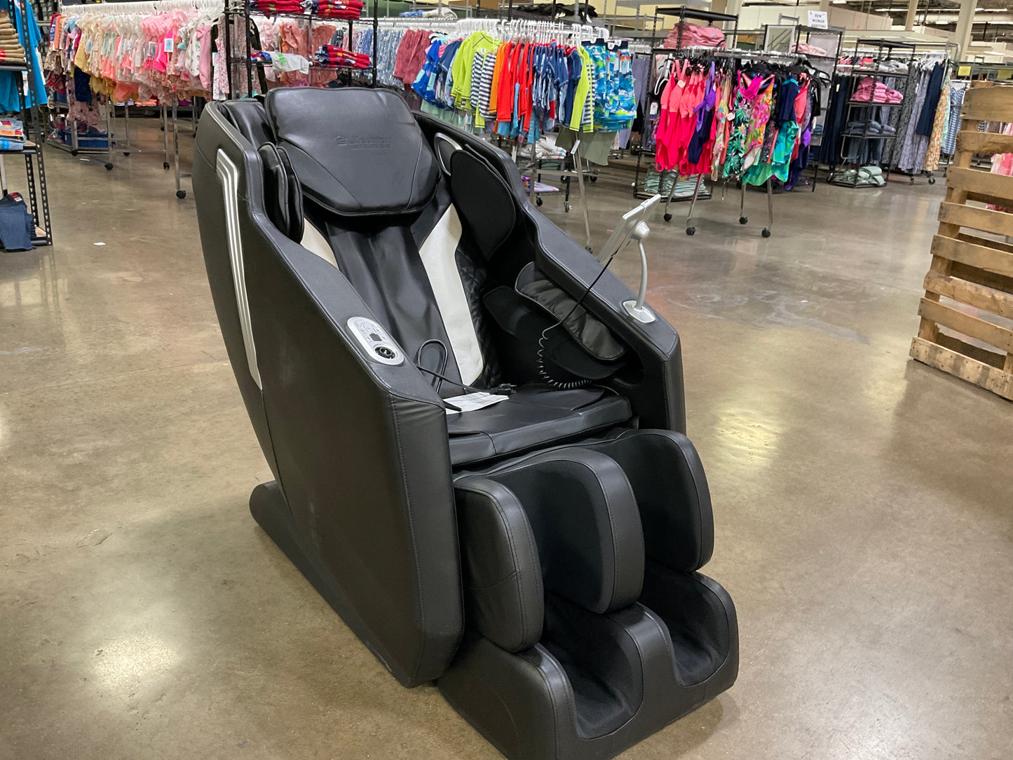 LIFESMART 2D MASSAGE CHAIR - BLACK - 324922 MSRP-1299.99 BJF250041