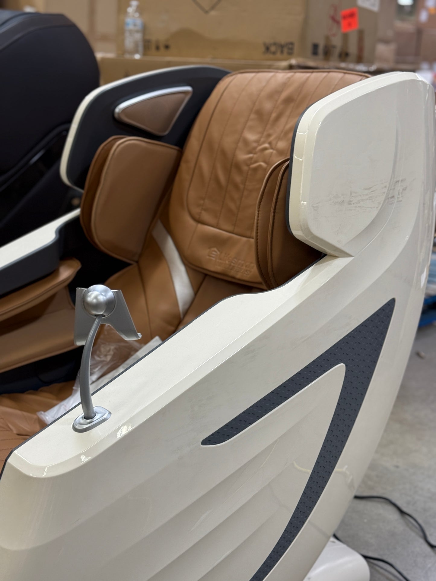 BJF250090 MASSAGE CHAIR WITH 4D AIR MECH/TABLET/WI - Display Unit