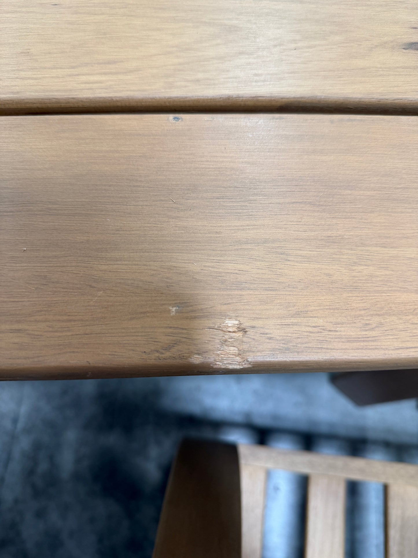 BJF250281 AMAZONIA BROOKE 9 PIECE DINING SET - table damaged