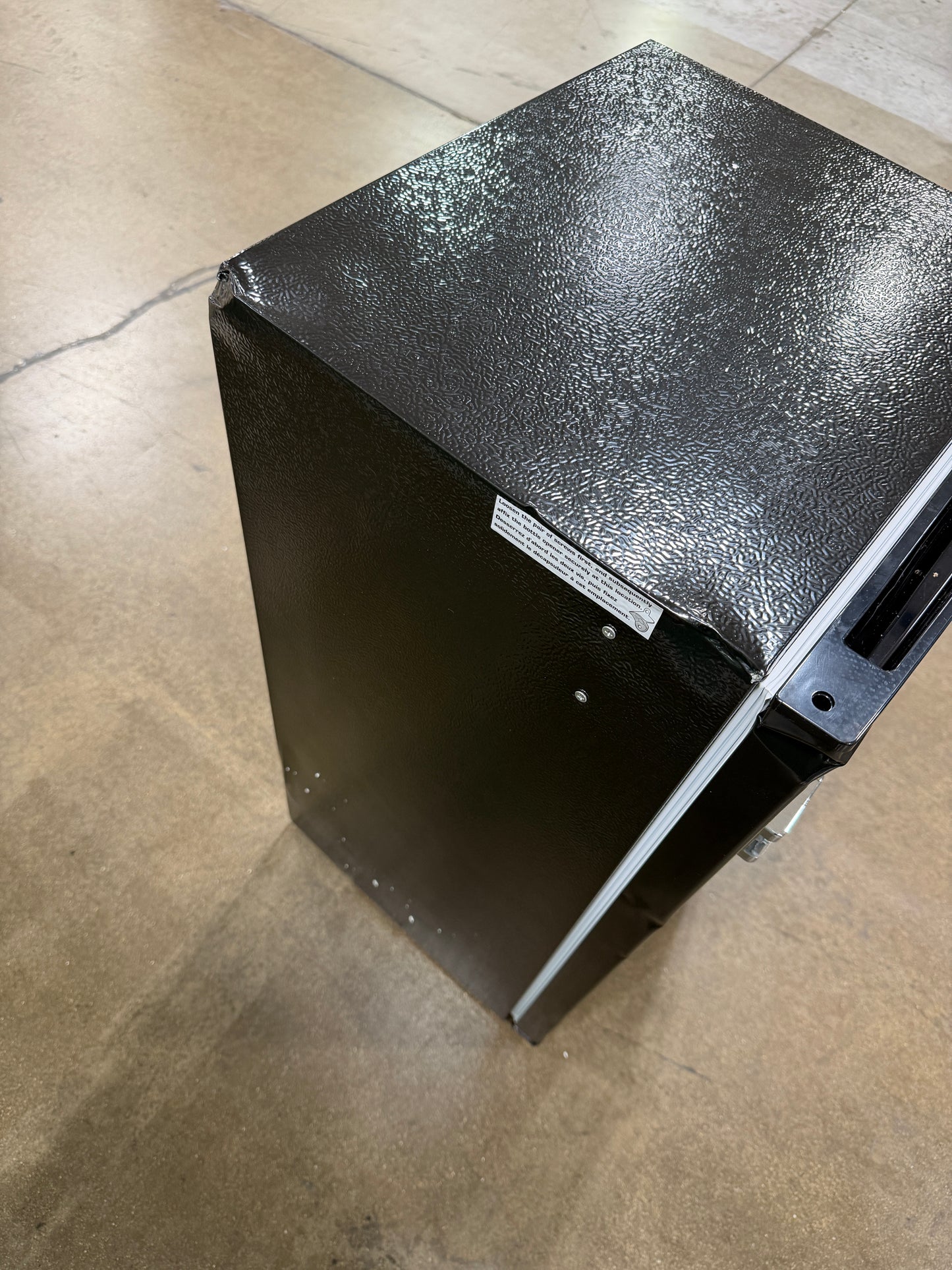 AC260151 FRIGIDAIRE EFR376-BLACK 3.1 Cu Ft Black Retro Bar Fridge with Side Bottle Opener - Dented