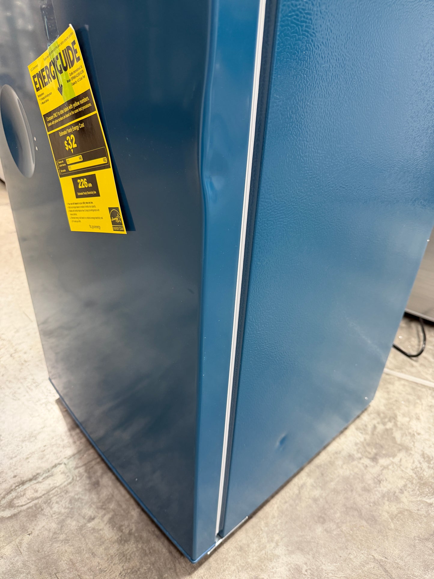 AC260162 Frigidaire 4.5 cu. ft. retro compact fridge built-in side bottle opener - EFR495 - dented
