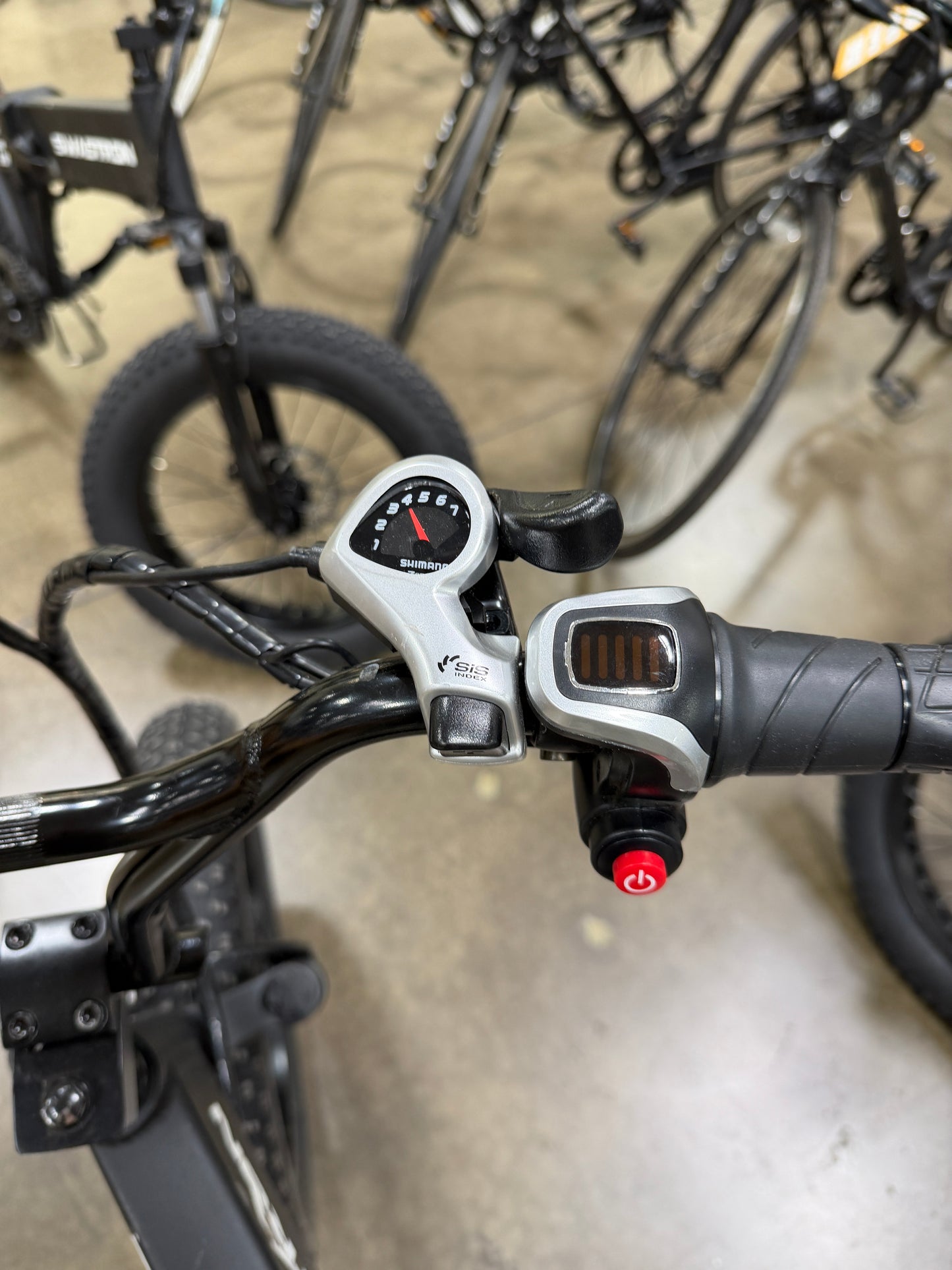 AC260186 SWAGTRON EB-8 Fat Tire 650W Electric Bicycle - AS-IS(missing battery)