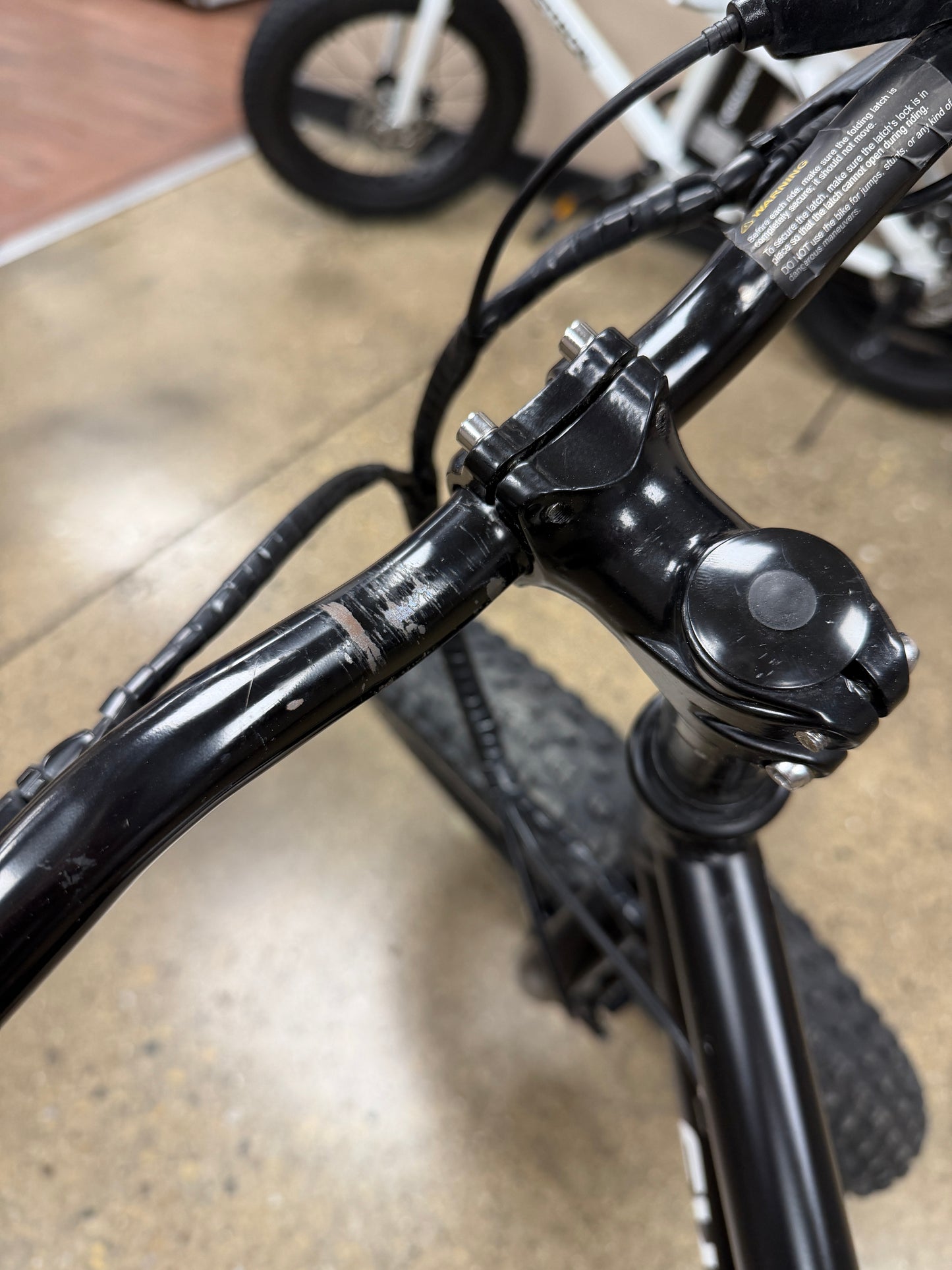 AC260235 Swagtron EB6 Bandit EBike Fat Tire Electric Bike 350W High-speed Power Assist, Removable Battery, Dual Disc Brakes, Shimano SIS Shifting Built for Trail Riding - Battery Not Included(Damage)