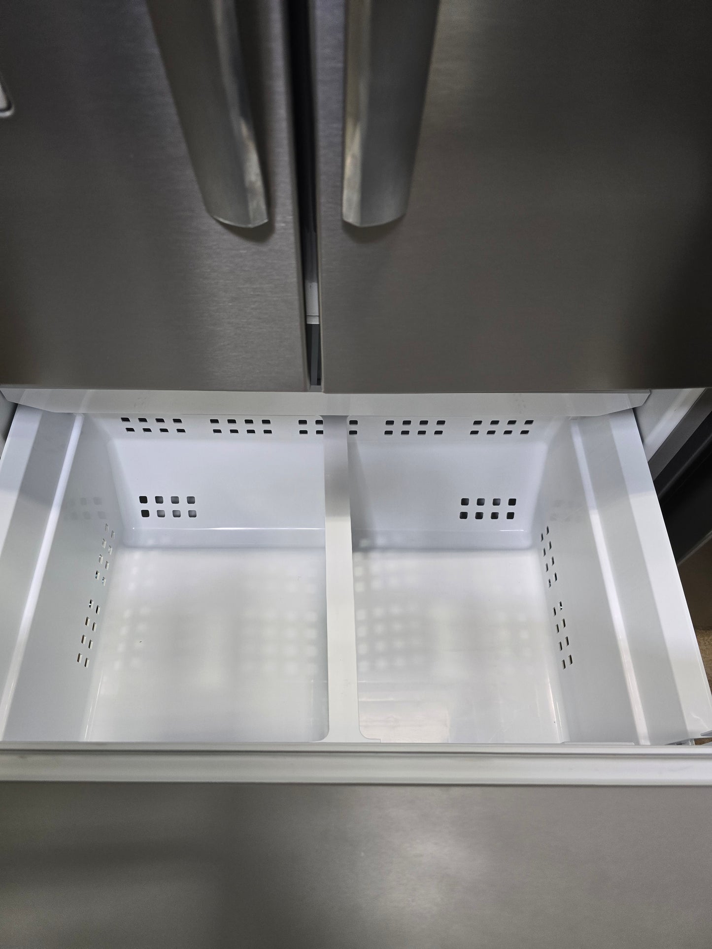 Frigidaire Gallery - 27.8 Cu. Ft. French Door Refrigerator - Stainless Steel - GRFS2853AF- SN 4A44103404