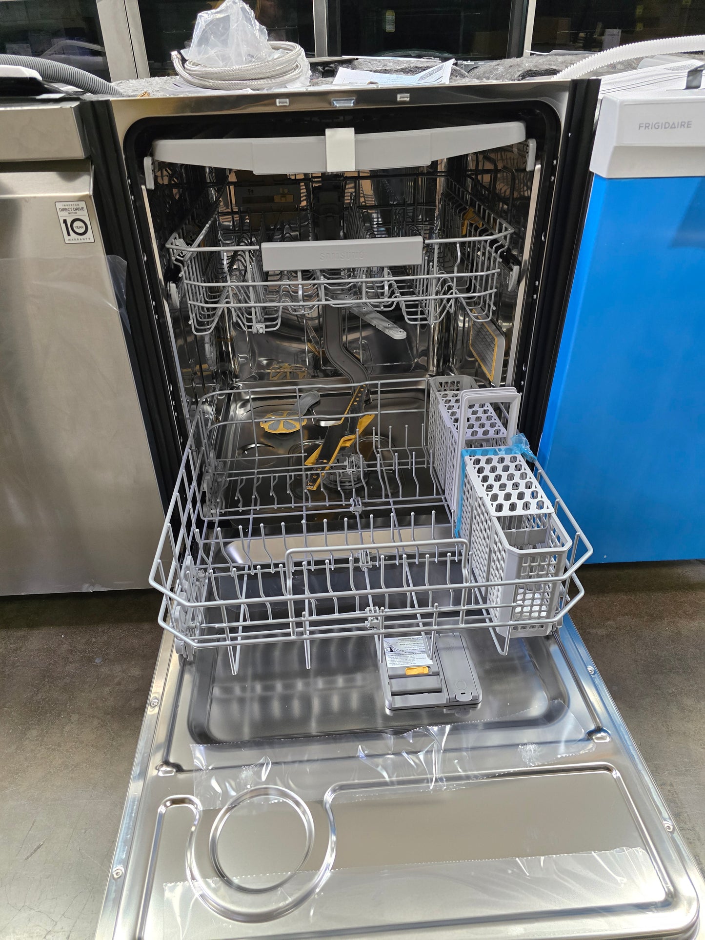 Samsung - Smart 42dBA Dishwasher with StormWash+ and Smart Dry - White Glass - DW80BB707012AA (0KD2GDAX600326D)