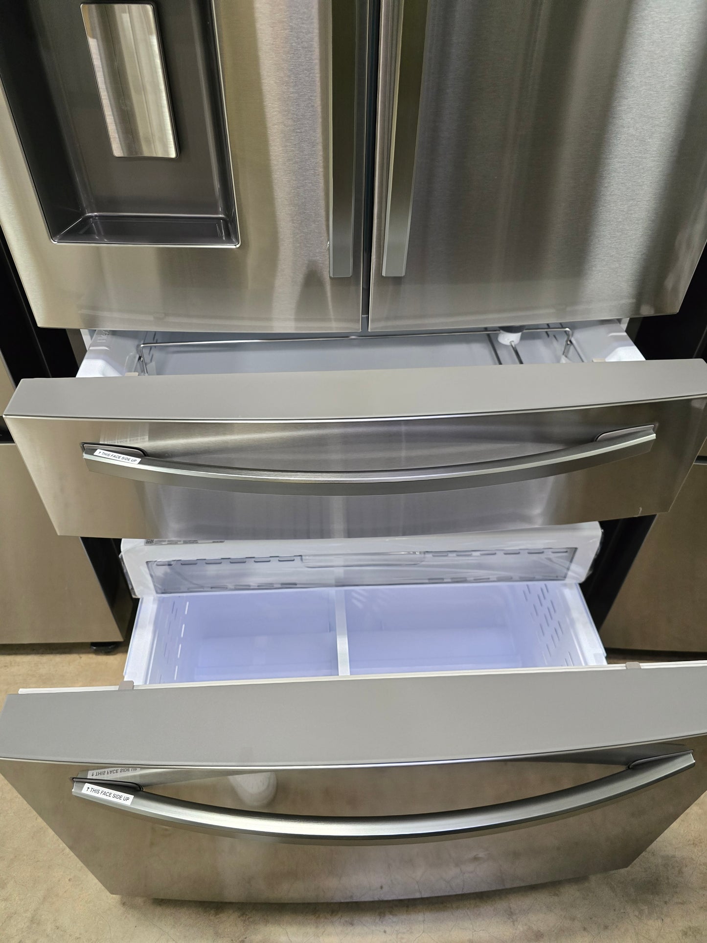 Samsung - 28 cu. ft. 4-Door French Door Refrigerator with FlexZone™ Drawer - Fingerprint Resistant Stainless Steel - RF28R7201SR/AA (0B2C43BX711038L)