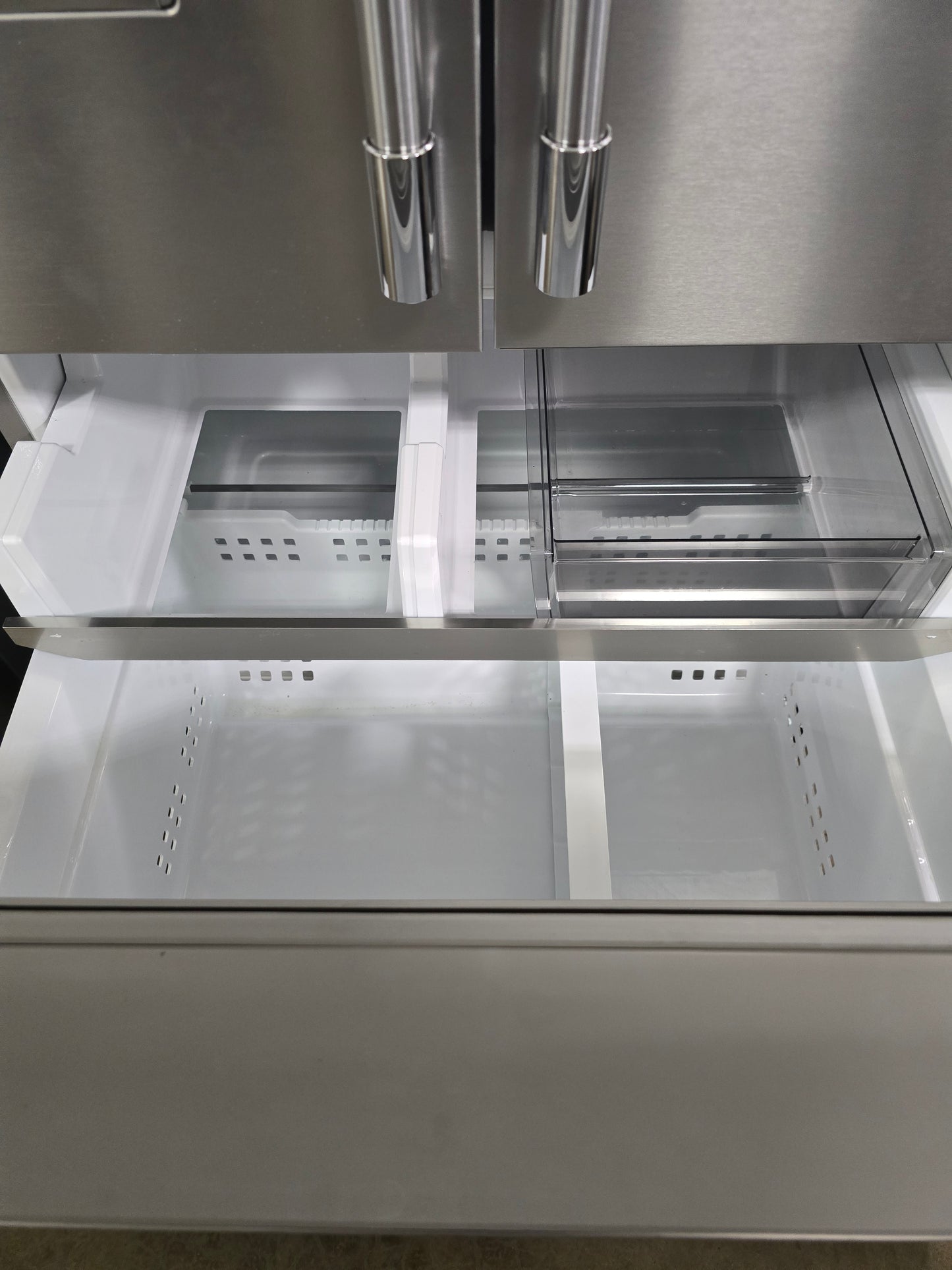 Frigidaire Professional - 27.8 Cu. Ft. French Door Refrigerator - Stainless Steel - PRFS2883AF- SN 4A42012807