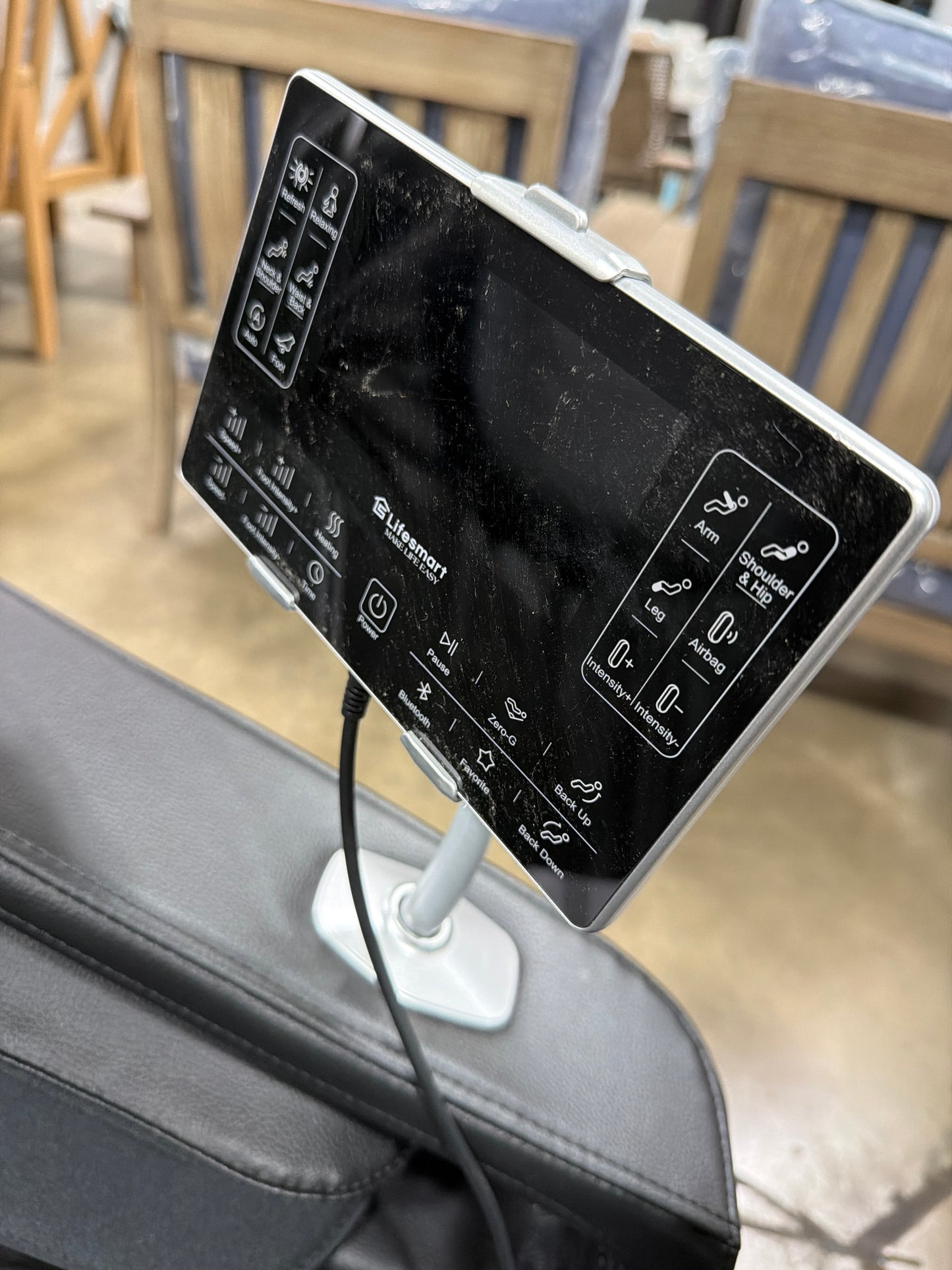 BJF250382 Lifesmart SereniTouch 2D Zero Gravity Massage Chair - used