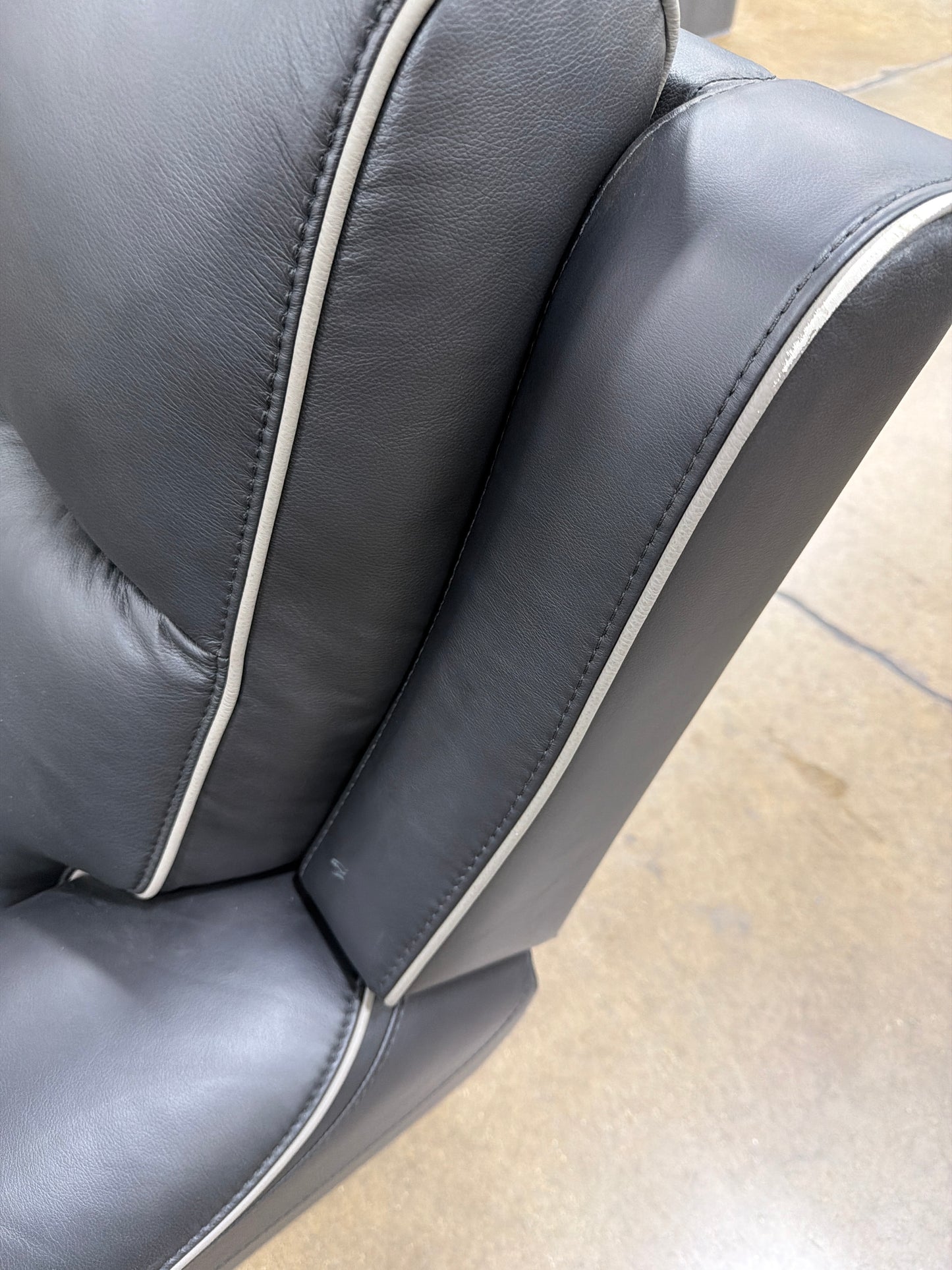 AH202 5Z-Relaxation Dual Power Leather Reclining Sofa(Minor tear)