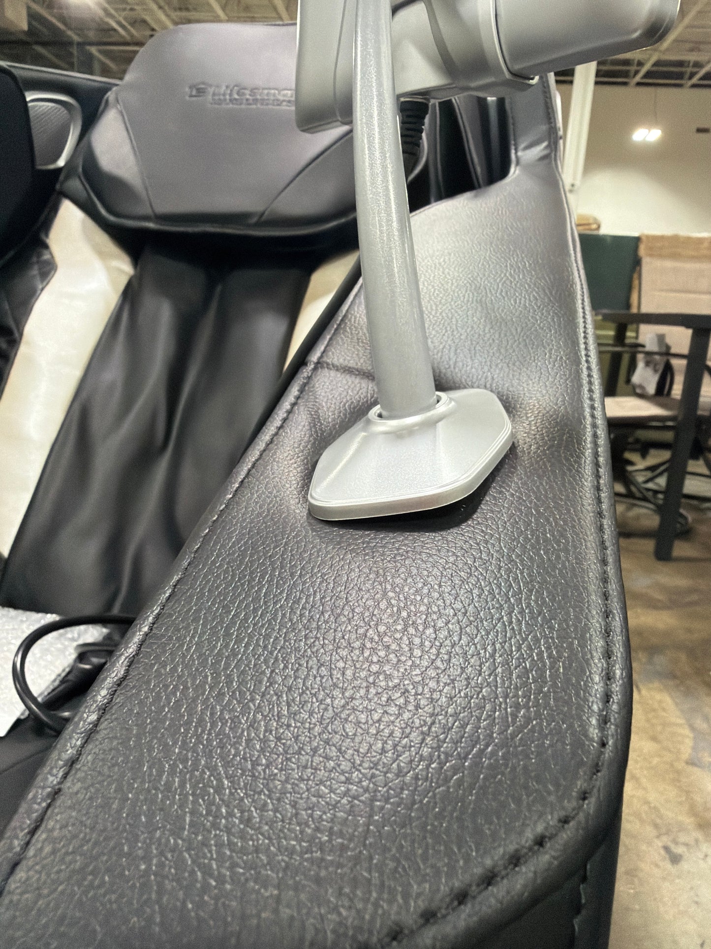 BJF250302 Lifesmart 2D Zero Gravity Lux Massage Chair - Black - Damaged