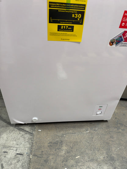AC260391 Frigidaire 5.0 Cu. ft. Garage Ready Chest Freezer, Compact Deep Freezer EFRF5003 (major dents)