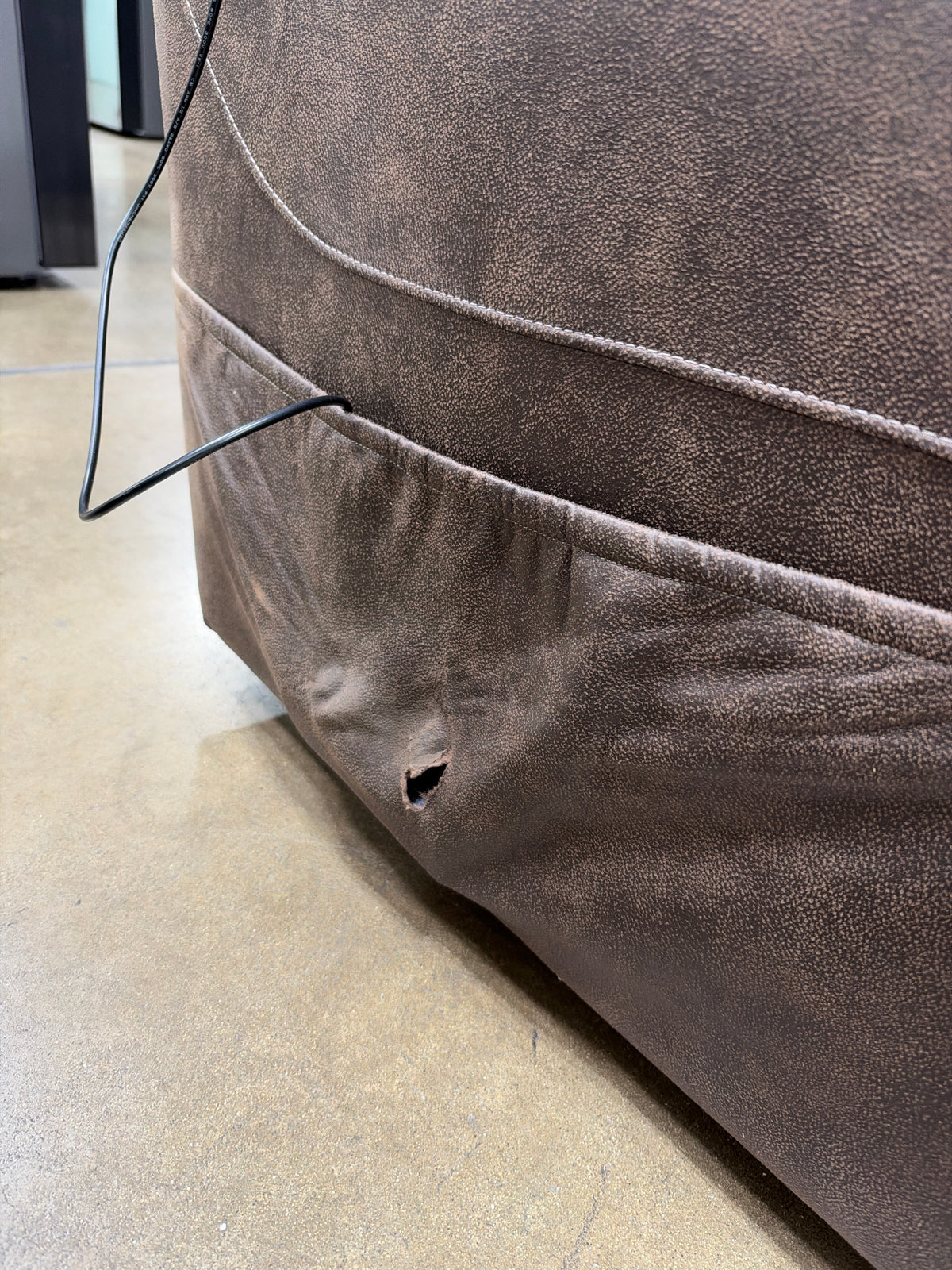 BJF250522 Elements Lantana Power Motion Lift Loveseat with Console and Cup Holders (Side has a cut)