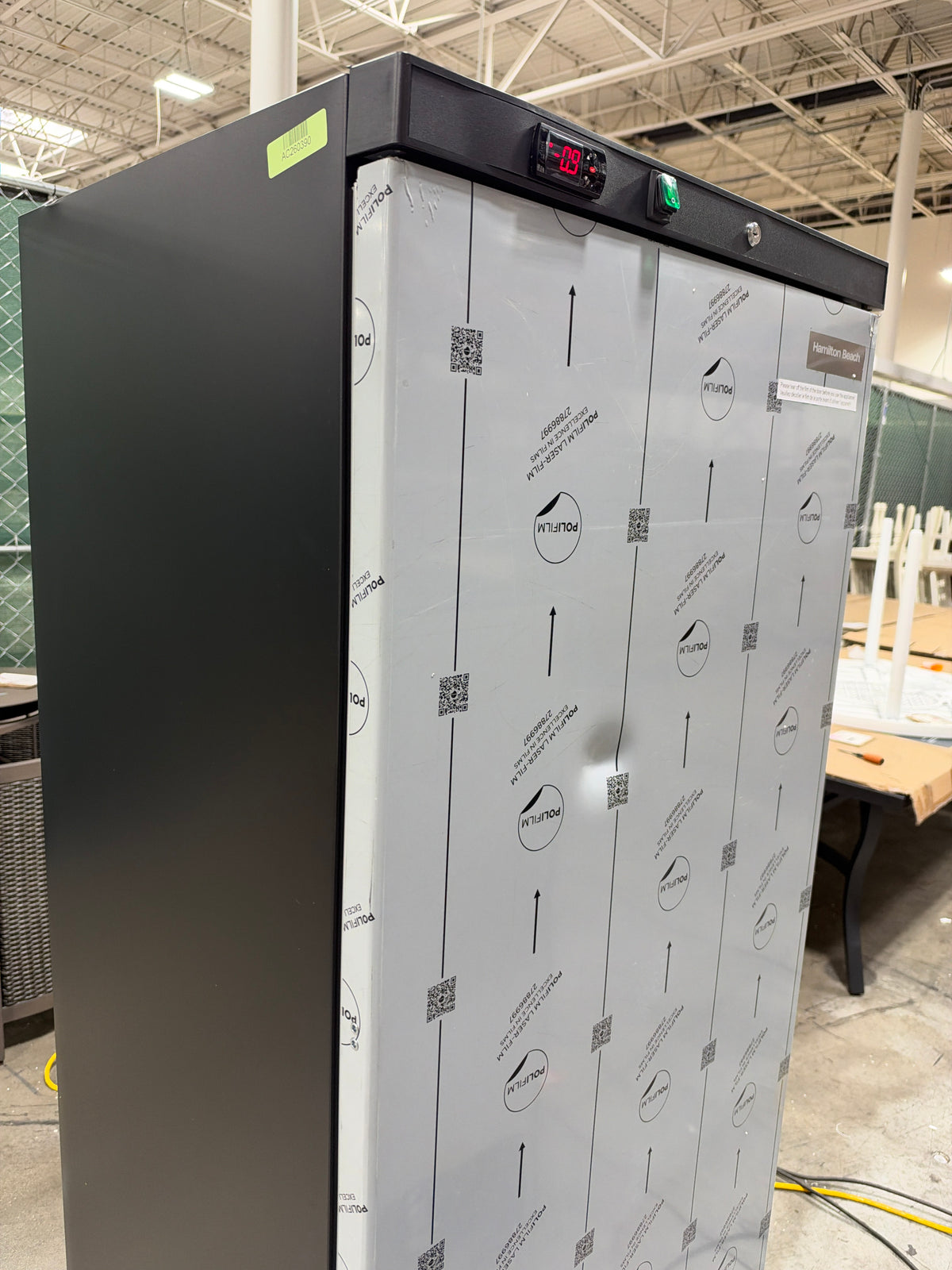 AC260390 Hamilton Beach 28 in. 19 Cu. Ft. Manual Defrost Commercial Upright Freezer - HBFRF1980 - (major dent)