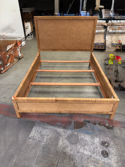 BJF250299 Coastal Living Long Key Wrapped Split Rattan And Raffia Queen Panel Long Key Bed
Used-good condition/missing legs