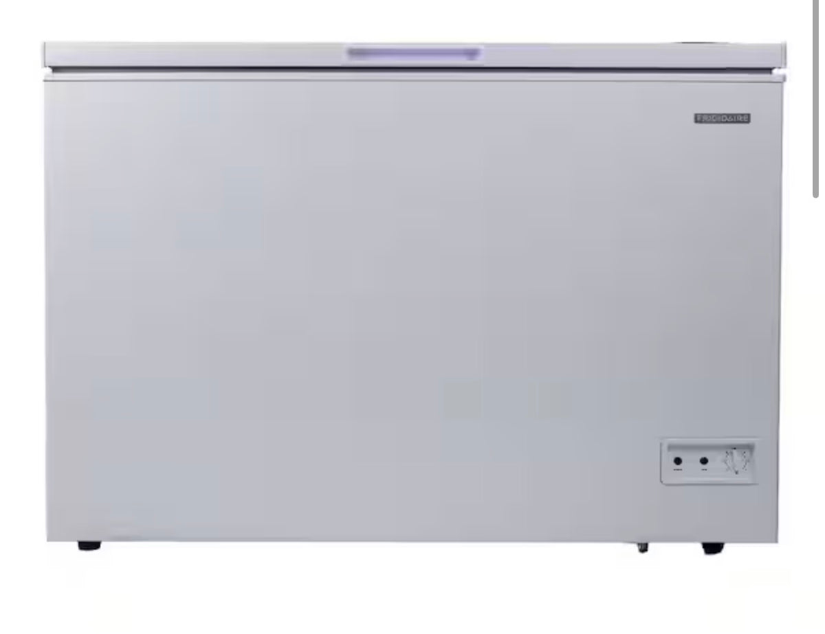 AC260363 EFRF1005 Frigidaire 43.94 in. 10 cu. ft. Manual Defrost Chest Freezer in White Garage Ready - dented