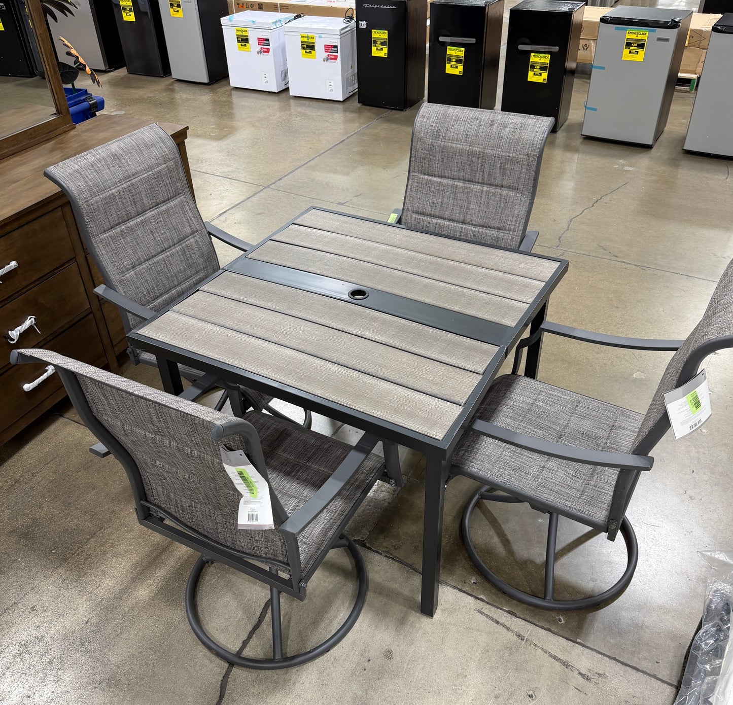 AC260170 Patio Taylor Dining Chair & Waterville Table(Damaged Table)