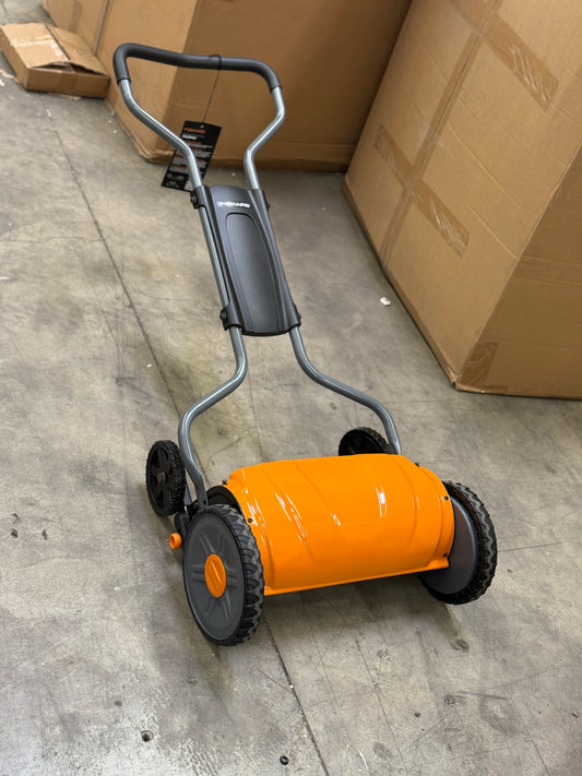 AC250151 Fiskars Push Reel Lawn Mower, StaySharp, Self-Propelled Manual Eco-Friendly Cordless Grass Trimmer, 17" Cut Width