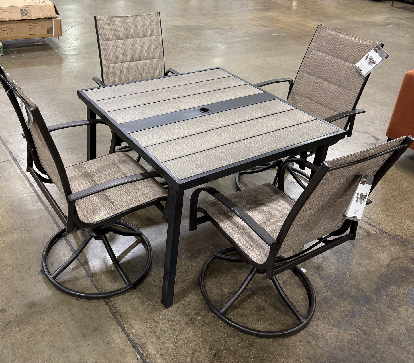 AC260126 Patio Taylor Dining Chair & Waterville Table