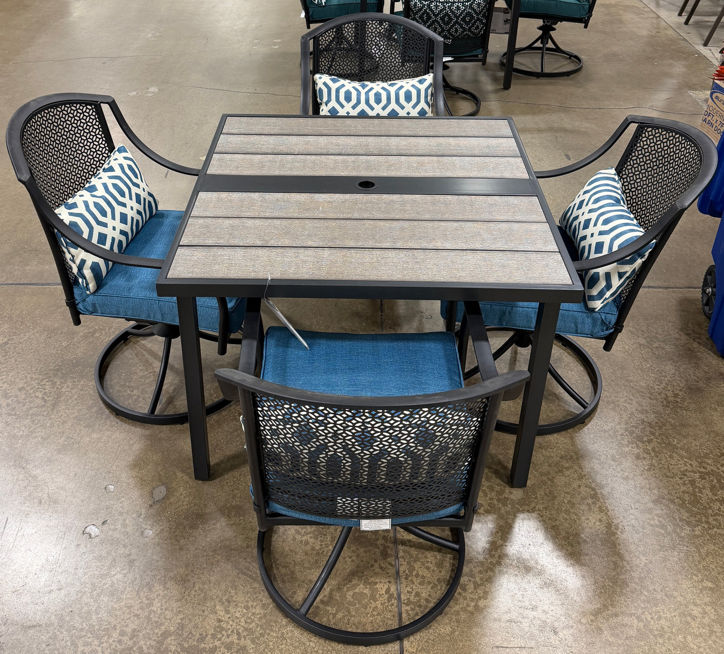 AC260135 Patio Hattington Dining Chair & Waterville Dining Table
