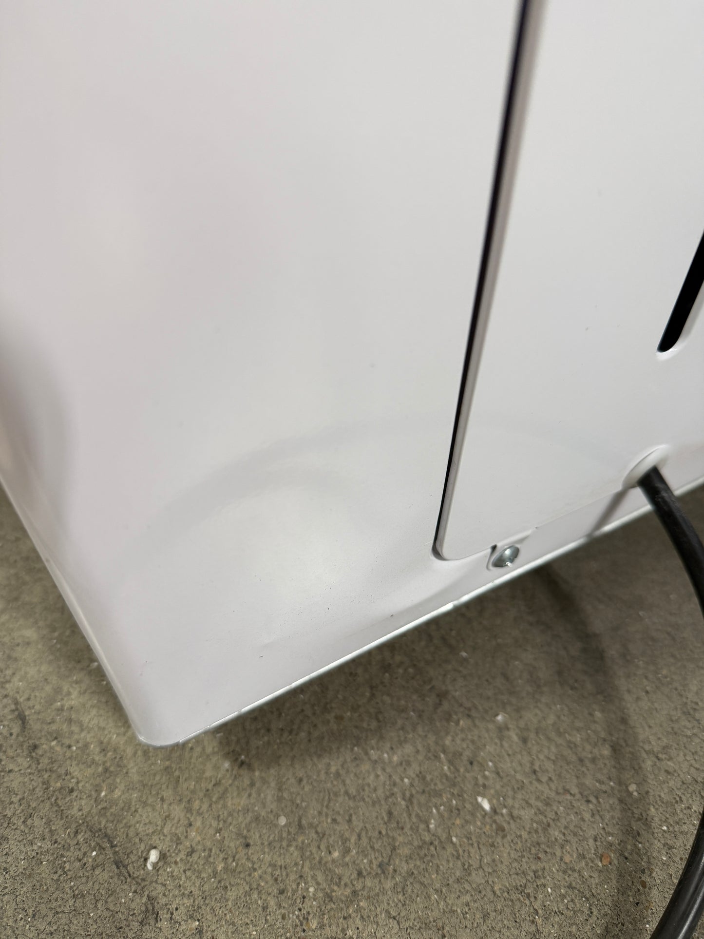 AC260182 EFRF1005 Frigidaire 43.94 in. 10 cu. ft. Manual Defrost Chest Freezer in White Garage Ready - dented